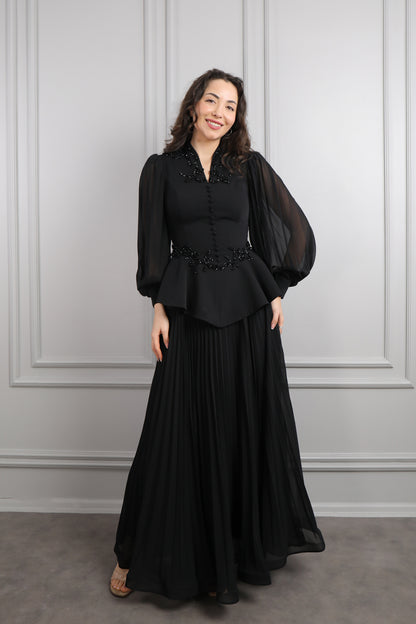 طقم تنورة بتكسيرات وتوب مزين بازرار وتطريزات خرزية -اسود