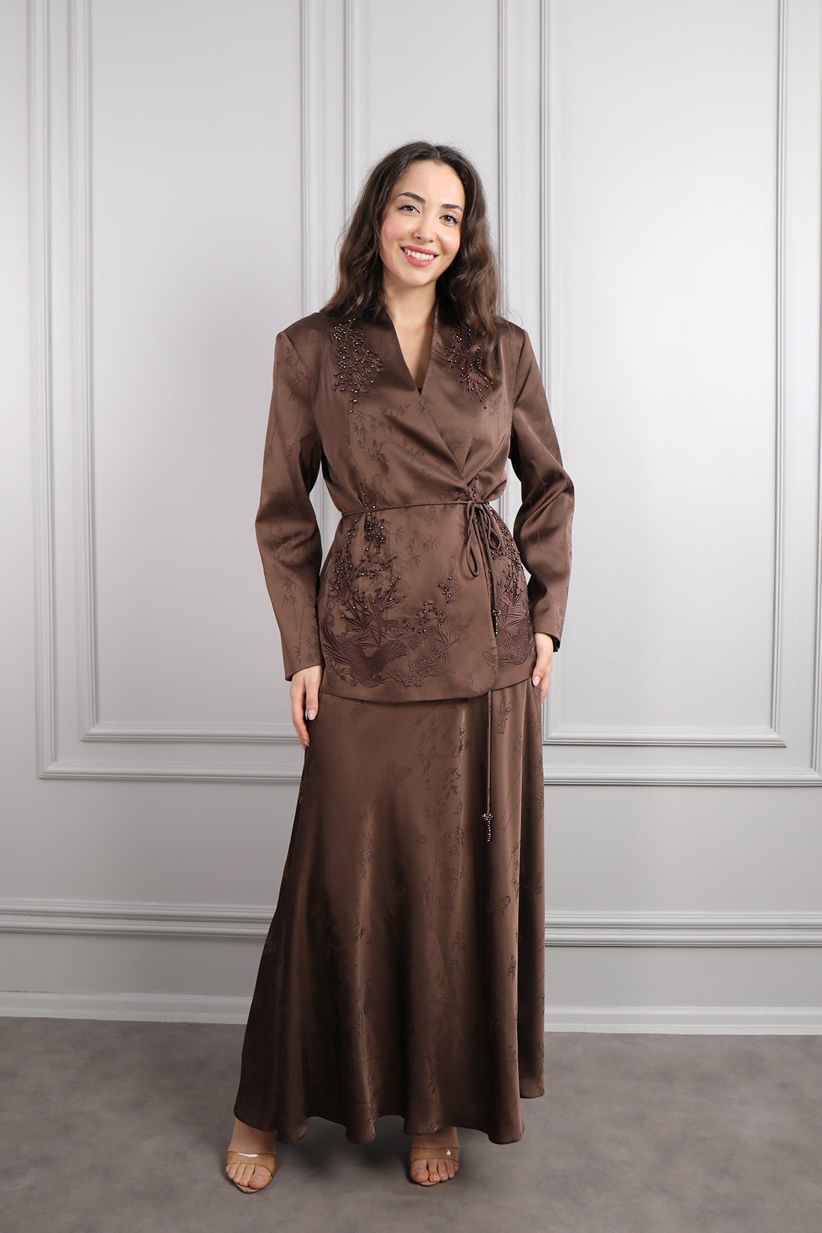 طقم تنورة ساتان وجاكيت بتطريزات خرزية وحزام عالخصر مقاس كبير  -بني