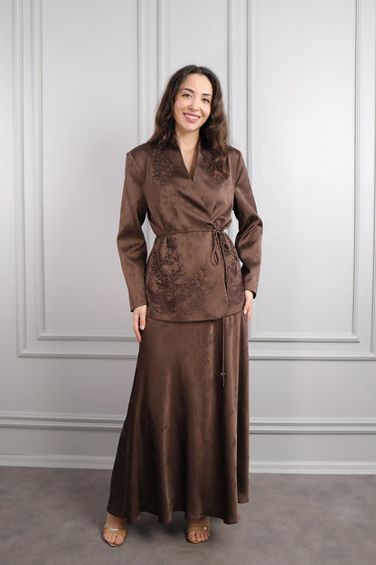 طقم تنورة ساتان وجاكيت بتطريزات خرزية وحزام عالخصر مقاس كبير  -بني