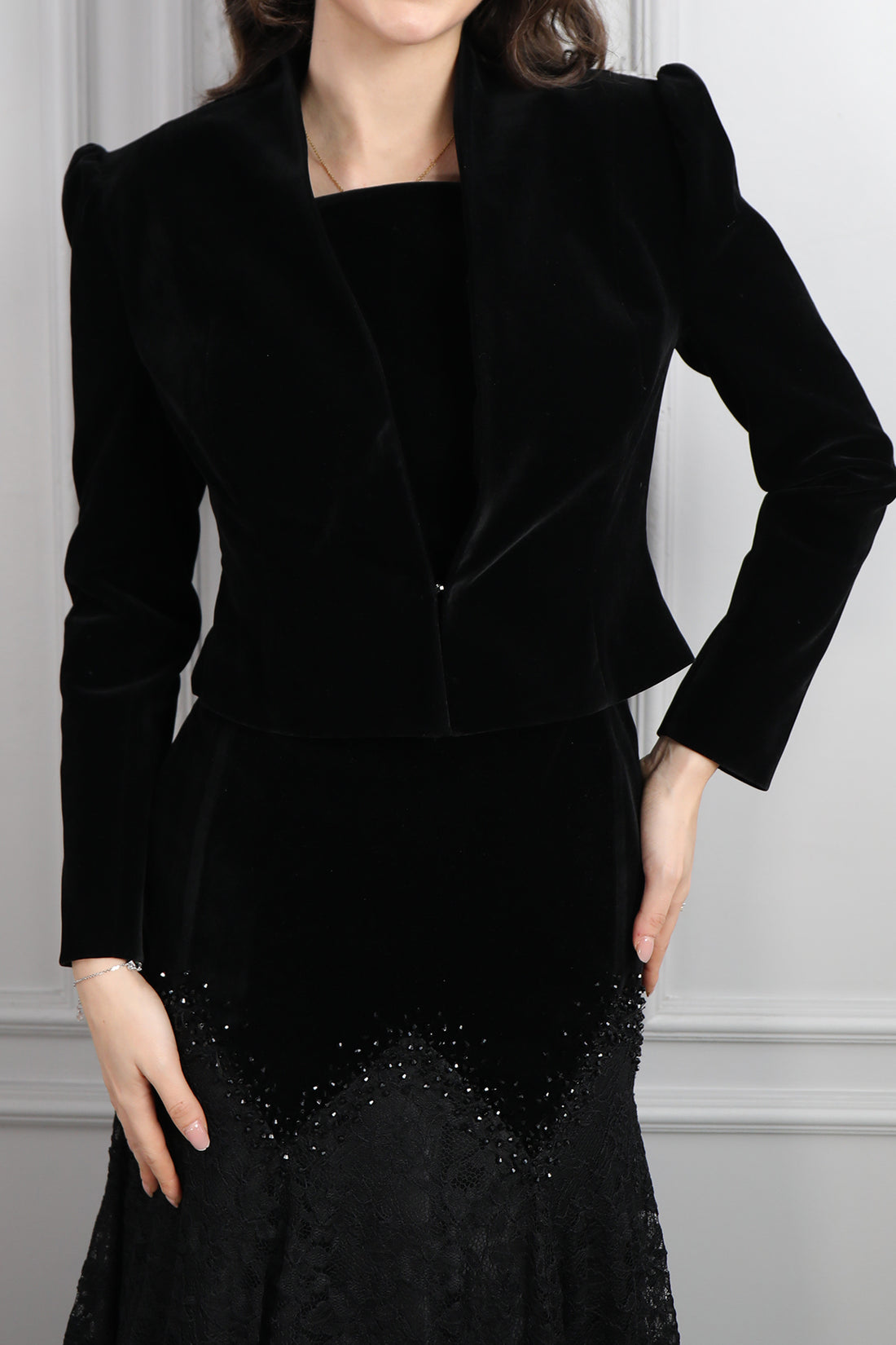 طقم مخملي جاكيت وفستان بياقة مربعة بتطريزات خرزية وتفاصيل دانتيل -اسود