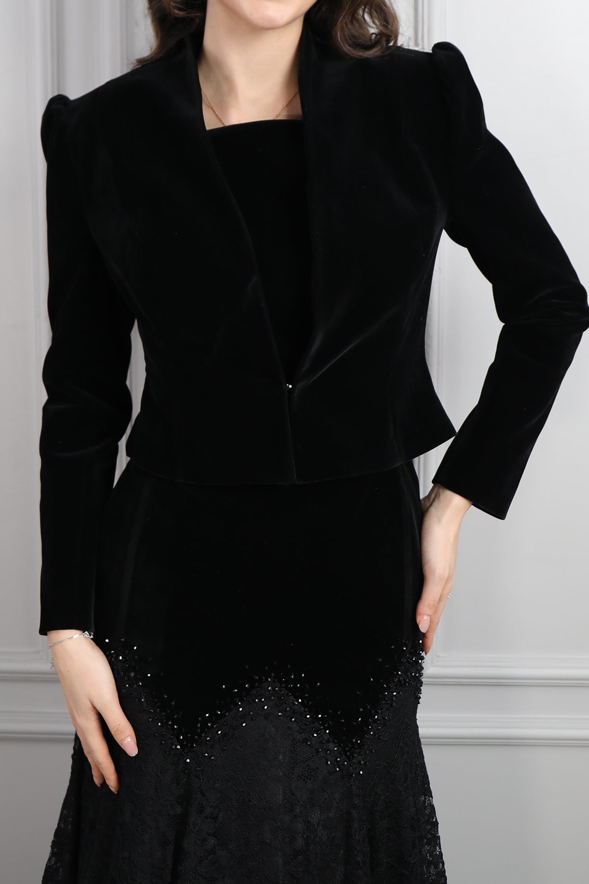 طقم مخملي جاكيت وفستان بياقة مربعة بتطريزات خرزية وتفاصيل دانتيل -اسود