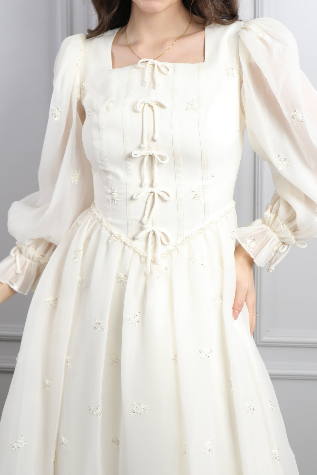 فستان شيفون بياقة مربعة وفيونكات امامية -سكري