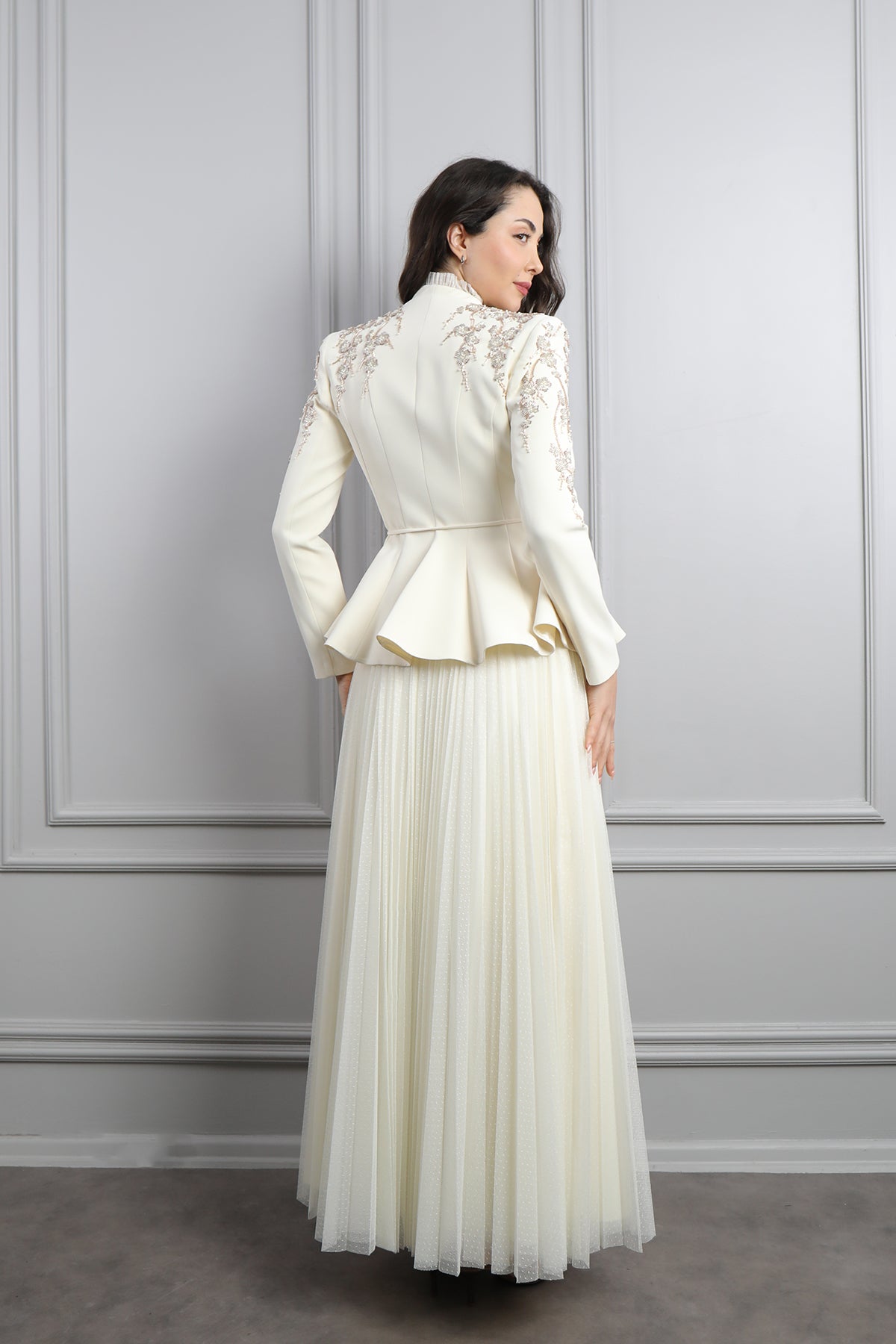 طقم تنورة بتكسيرات وجاكيت مزين بتطريزات خرزية وكشكشة -سكري