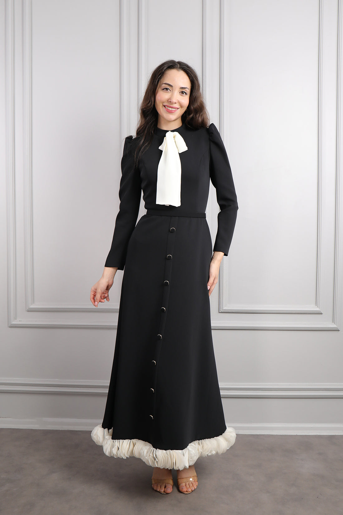 فستان بياقة تنربط وزينة ازرار وتفاصيل كشكشة -اسود