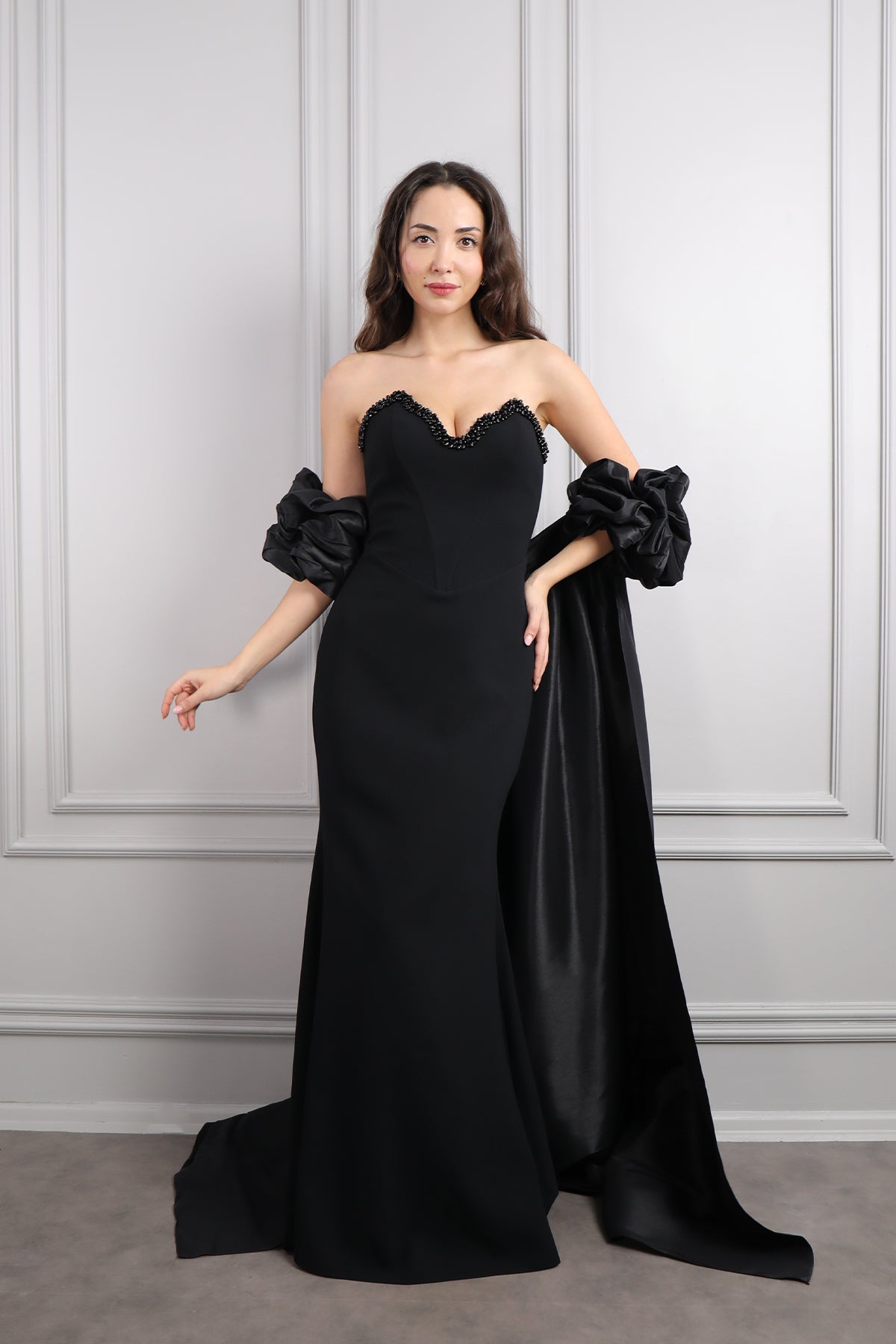 فستانى سهرة سترابلس بتطريزات خرزية وذيل طويل -اسود