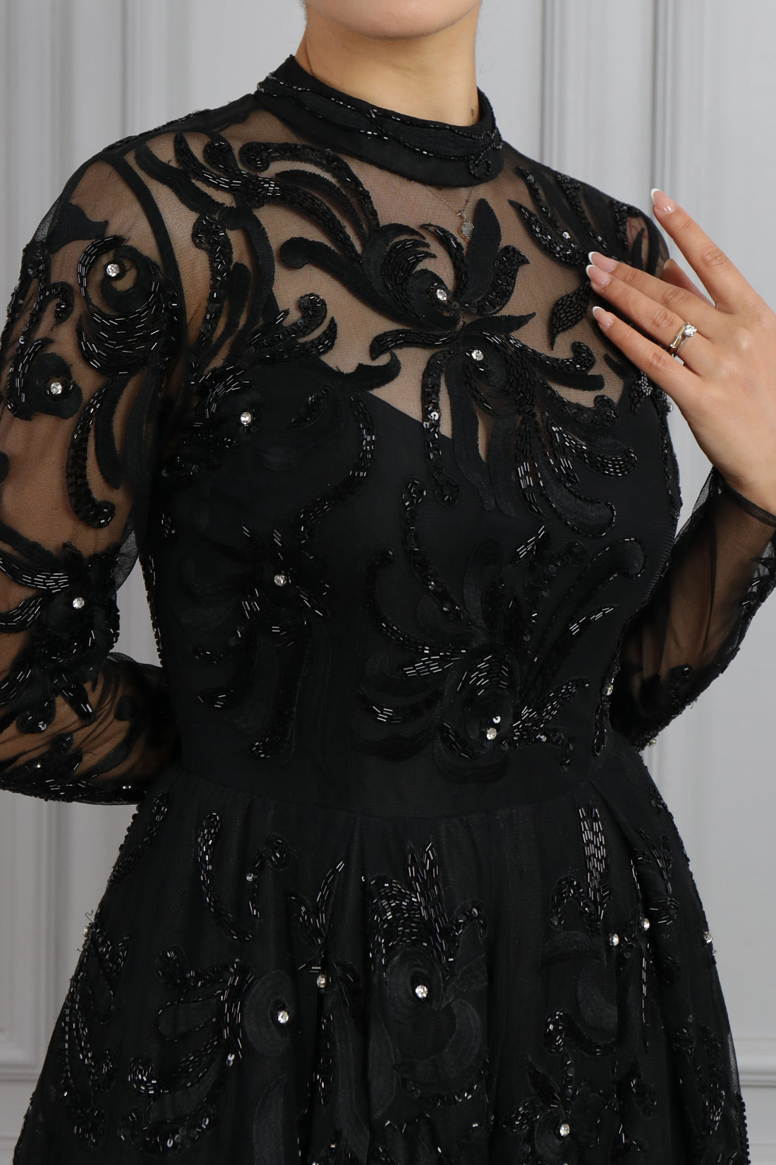 فستان سهرة ميدي بتفاصيل شفافة مطرز بالخرز بياقة عالية من "المجموعة الخاصة" -اسود