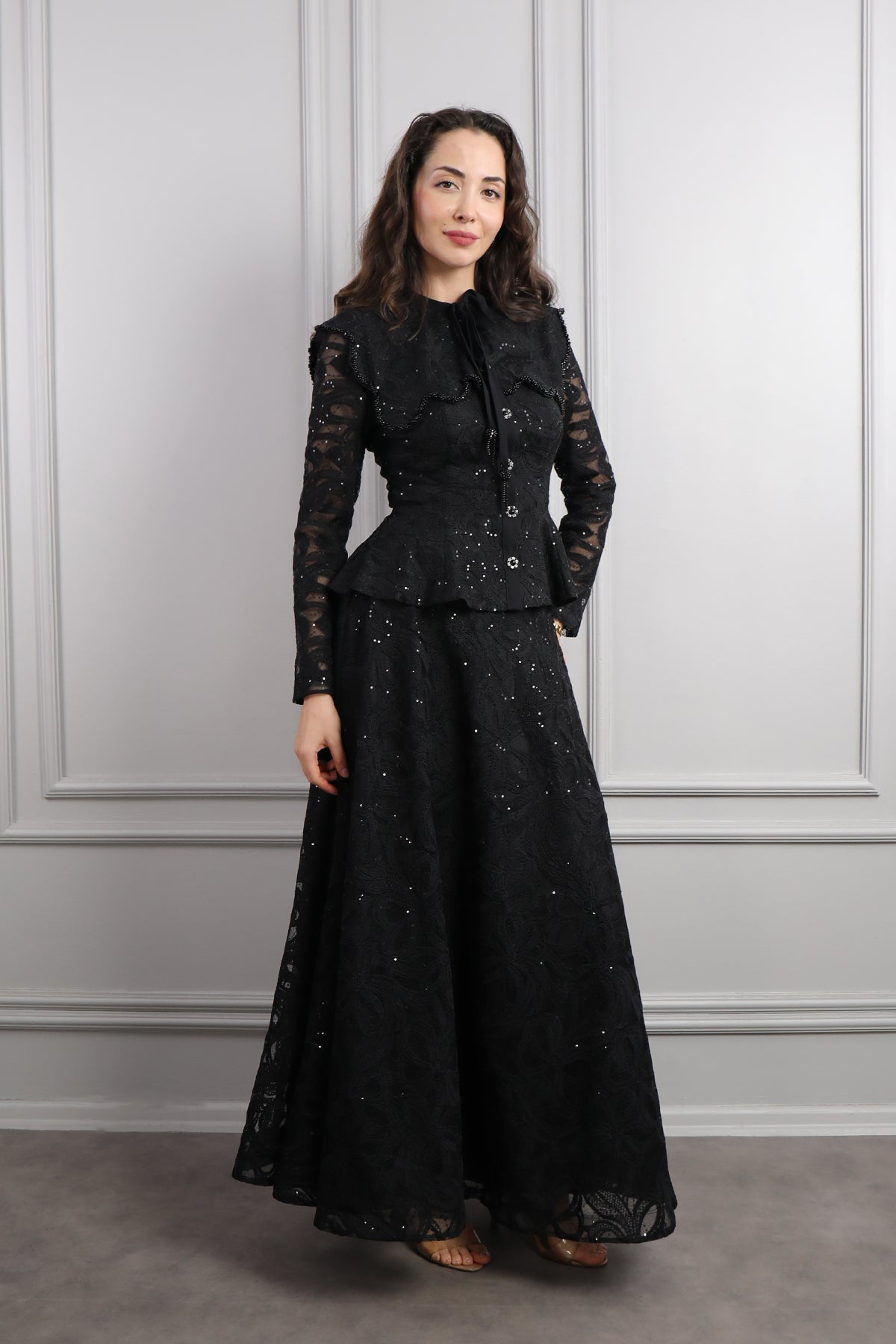 طقم تنورة وجاكيت بياقة اطفال بتطريز ورود -اسود