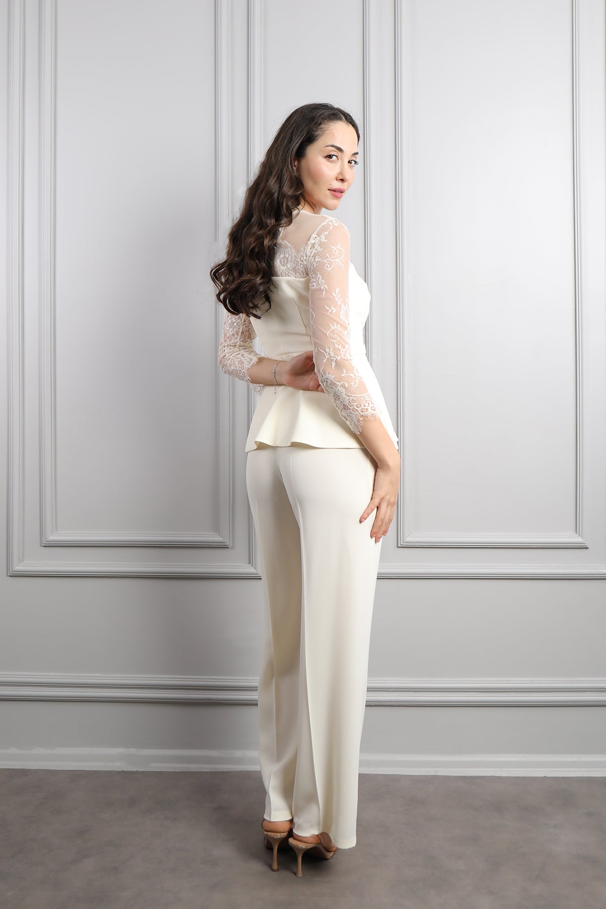 طقم بنطال وبلوزة باكمام شفافة وتفاصيل دانتيل -سكري