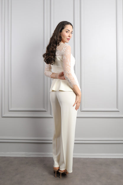 طقم بنطال وبلوزة باكمام شفافة وتفاصيل دانتيل -سكري
