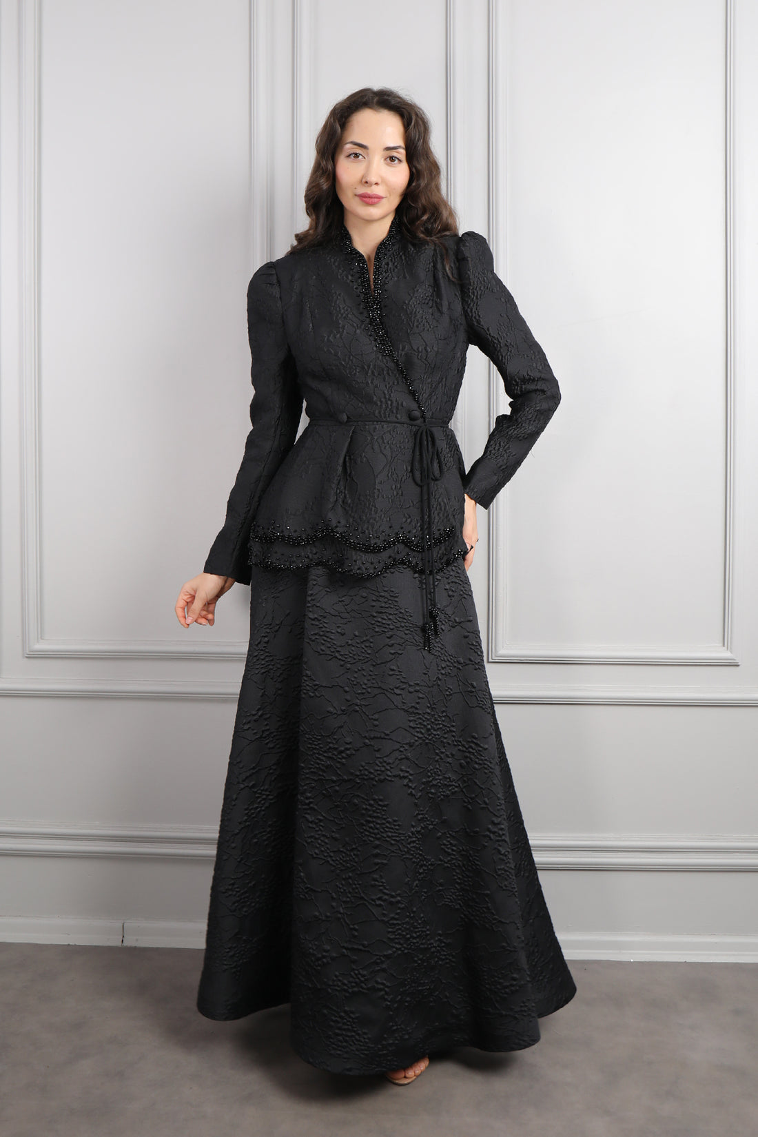 طقم تنورة وجاكيت مزين بالخرز وتفصيل طبقات -اسود