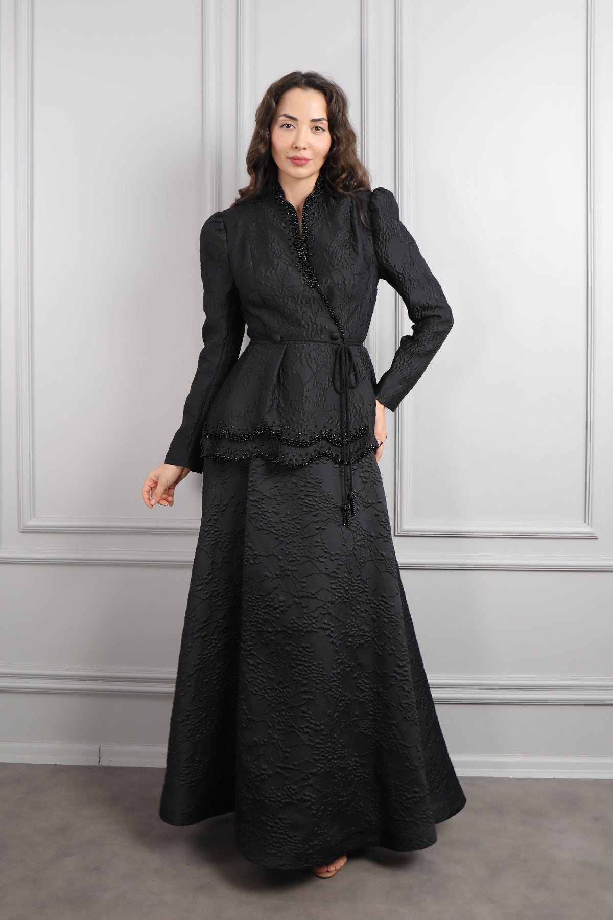 طقم تنورة وجاكيت مزين بالخرز وتفصيل طبقات -اسود