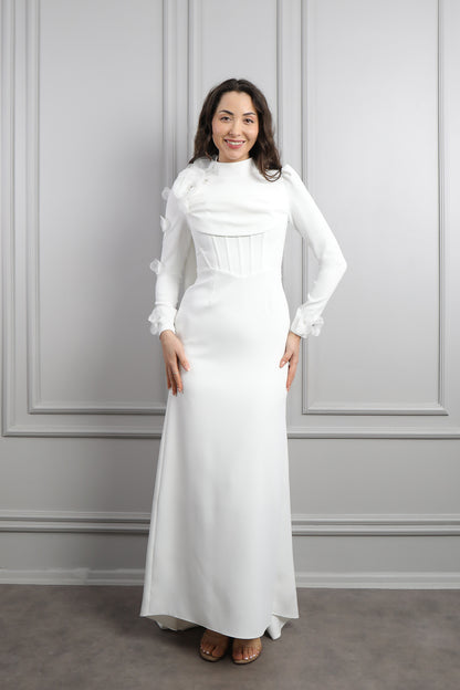 فستان سهرة للمحجبات بتصميم كورسيه وزينة ورود مع تفصيل كايب من الكتف -ابيض