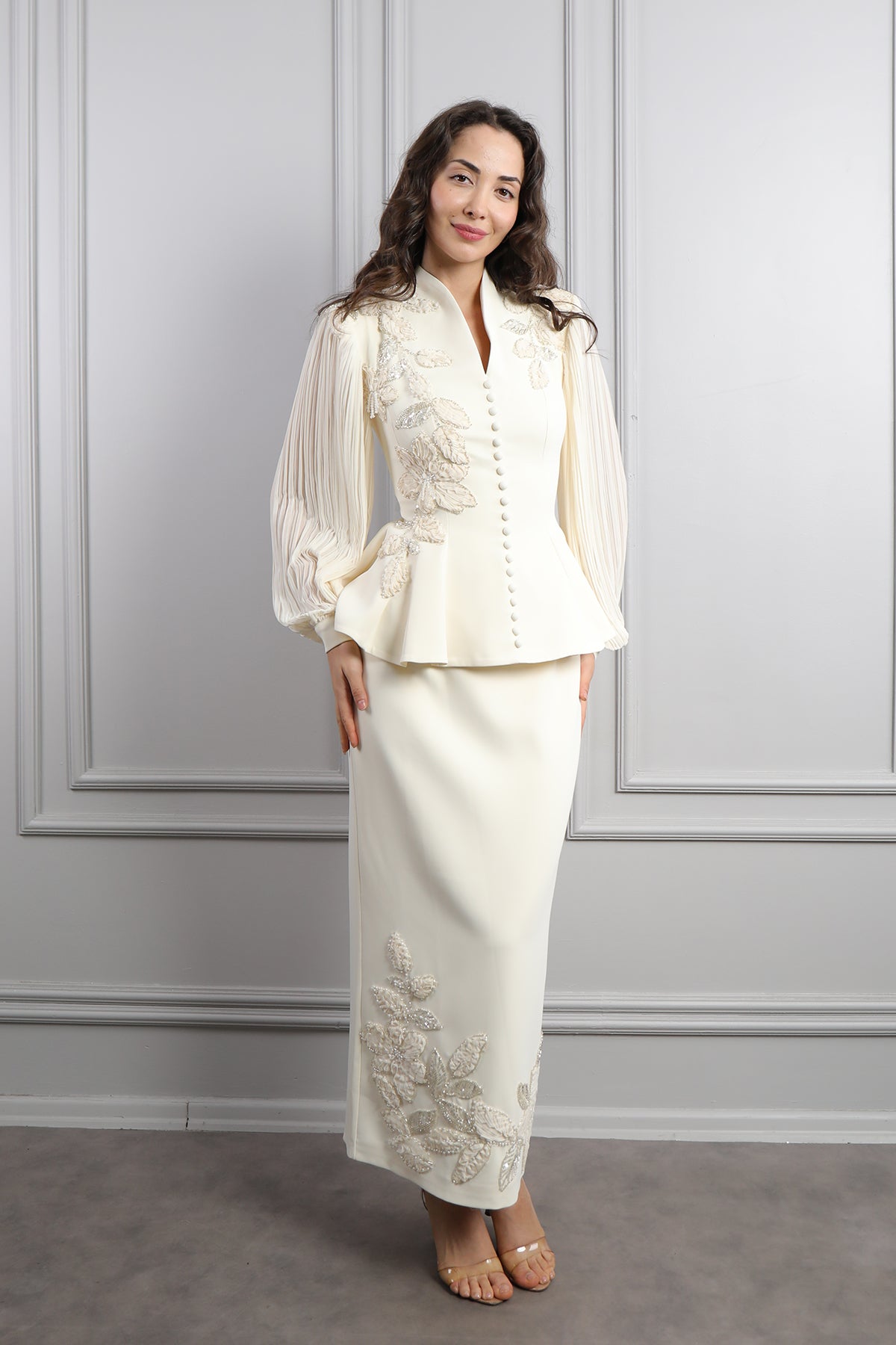 طقم تنورة مزين بتطريزات ورود وتفاصيل ازرار - سكري