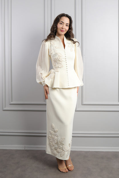 طقم تنورة مزين بتطريزات ورود وتفاصيل ازرار - سكري