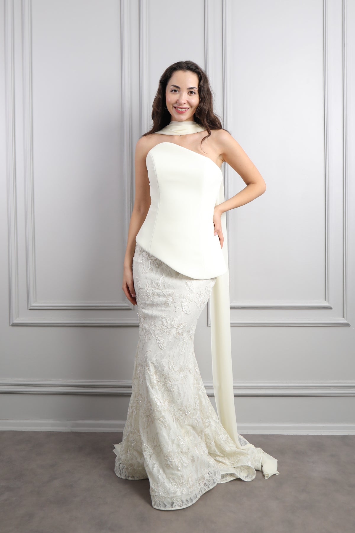 طقم تنورة بتفاصيل دانتيل وتوب سترابلس بوشاح - سكري