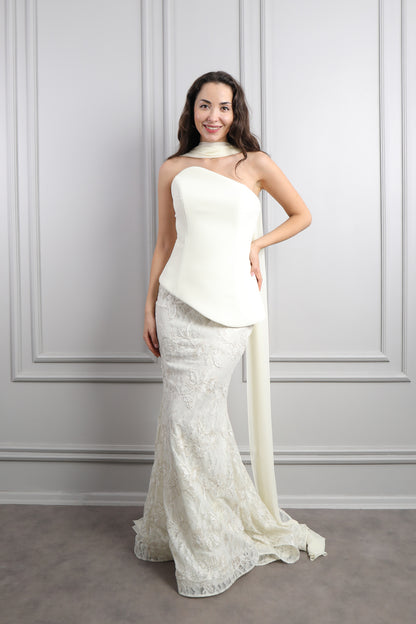 طقم تنورة بتفاصيل دانتيل وتوب سترابلس بوشاح - سكري