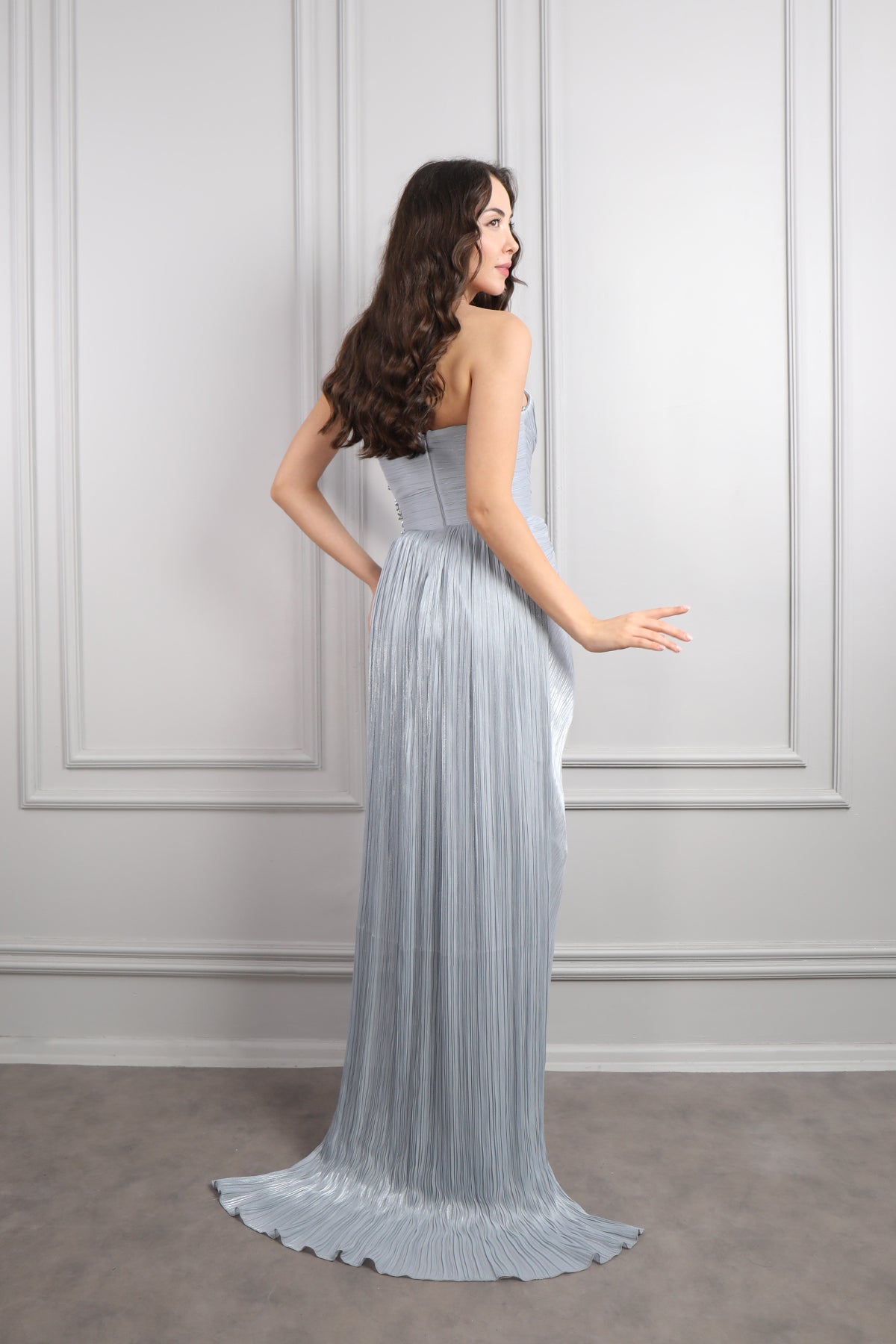 فستان سهرة شيفون سترابلس بتكسيرات وتفاصيل خرزية عالخصر -رمادي