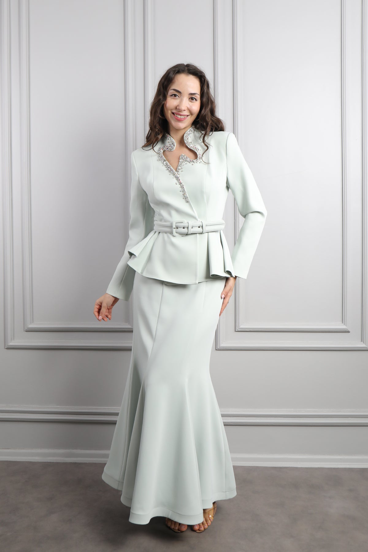 طقم تنورة وجاكيت بتطريزات كريستالية وحزام عالخصر -نعناعي