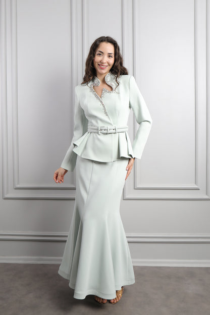 طقم تنورة وجاكيت بتطريزات كريستالية وحزام عالخصر -نعناعي