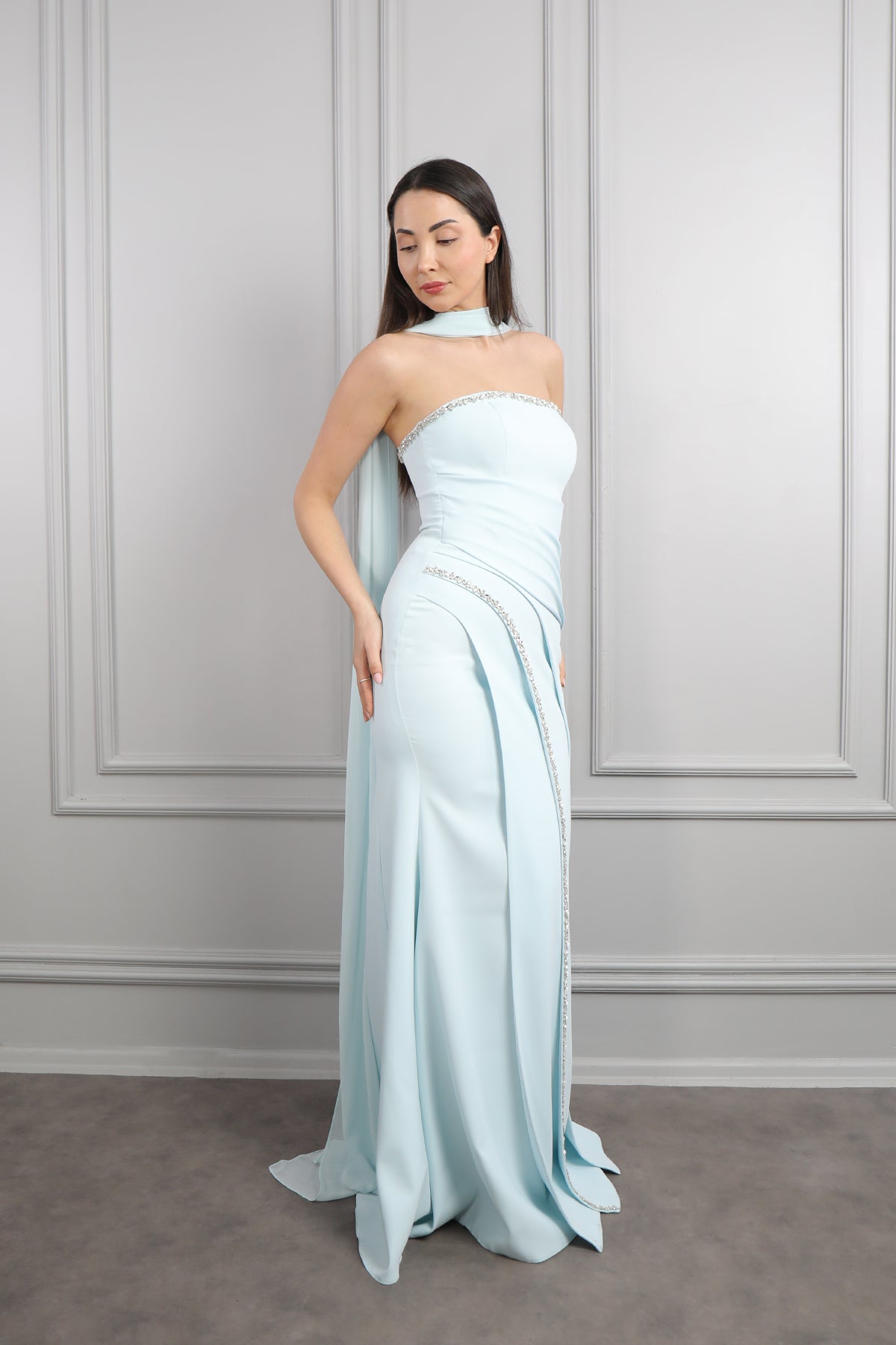 فستان سهرة سترابلس بتطريزات كريستالية و سكارف -ازرق فاتح