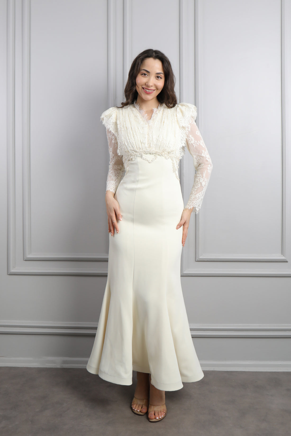 فستان مصمم بتفاصيل دانتيلية وتطريزات خرزية -سكري