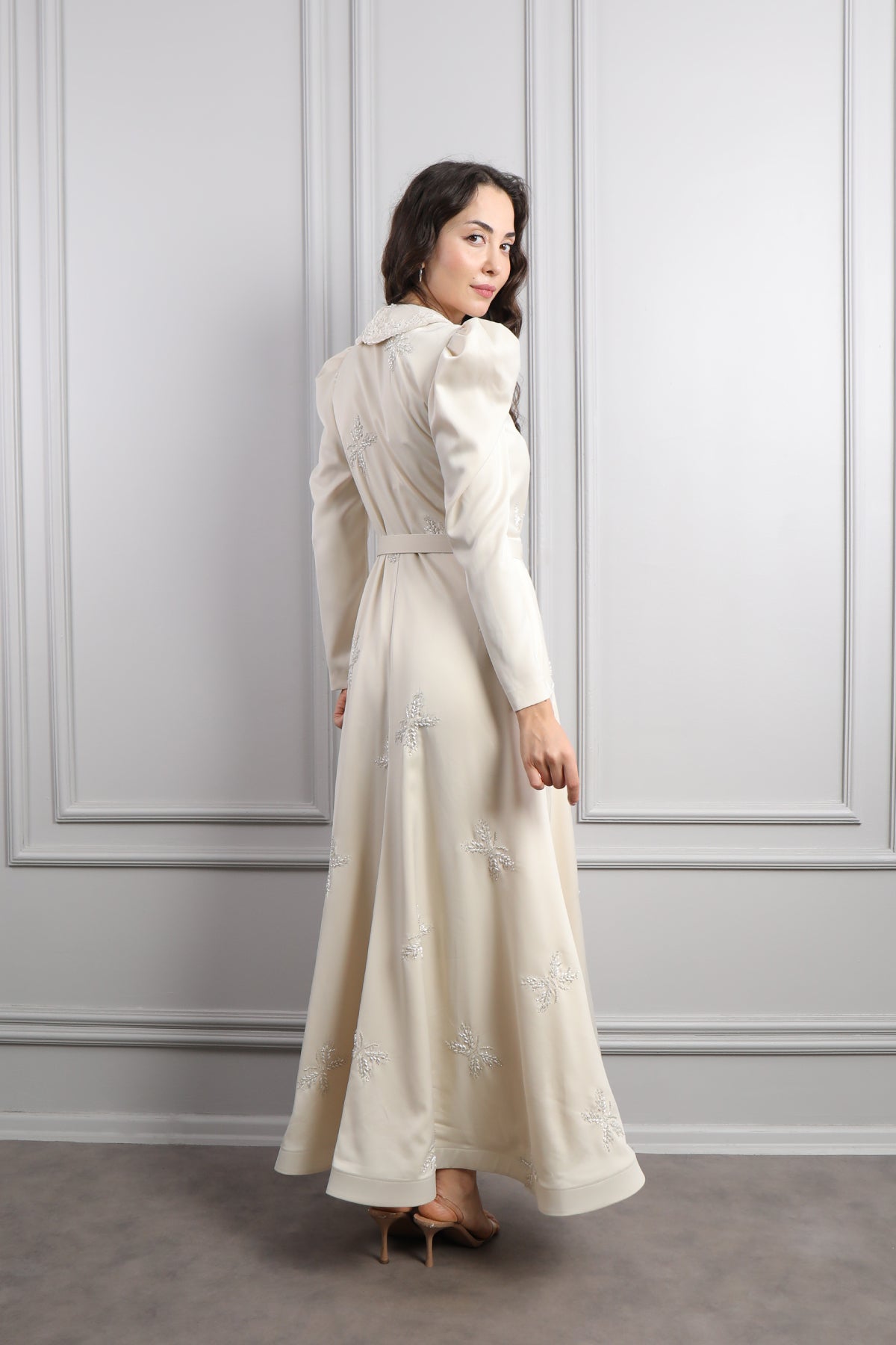 فستان ساتان بتطريزات خرزية وحزام عالخصر -بيج