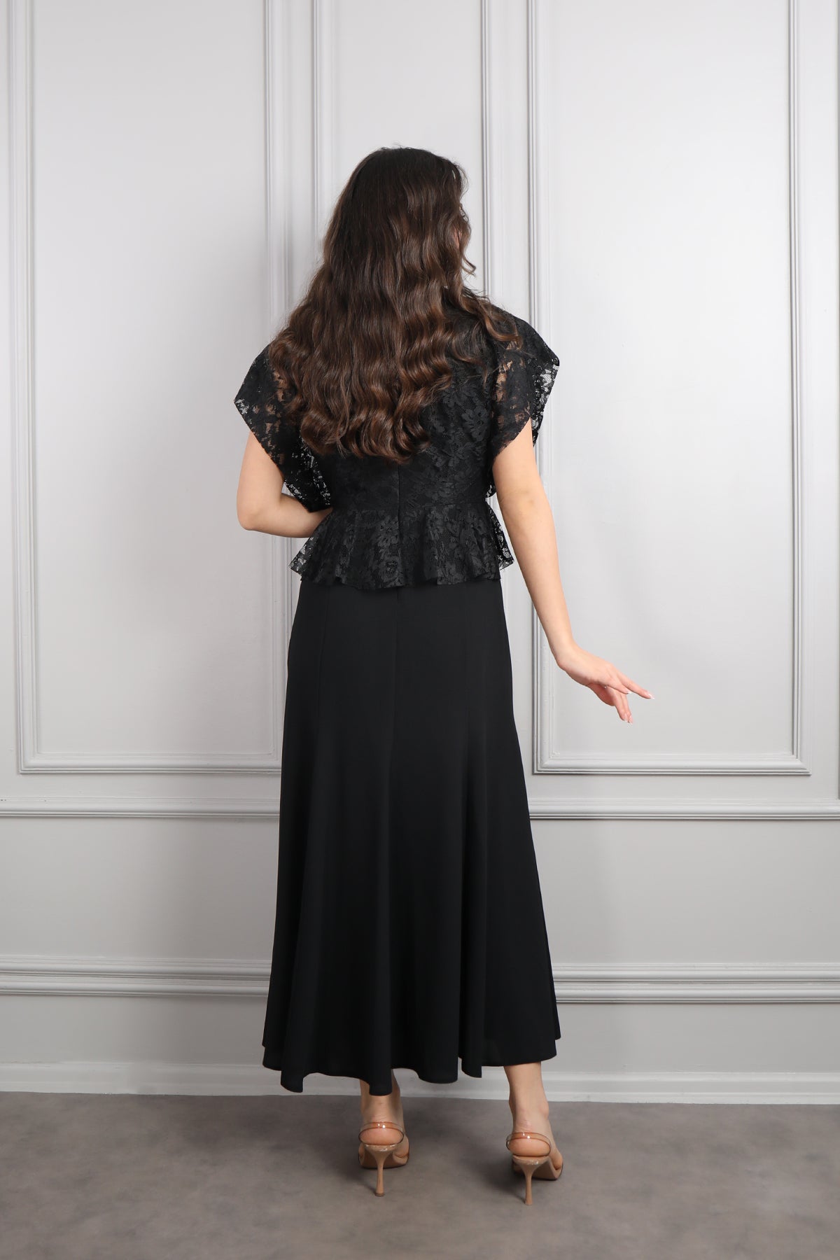 فستان بتفاصيل دانتيلية باكمام واسعة مقاس كبير -اسود