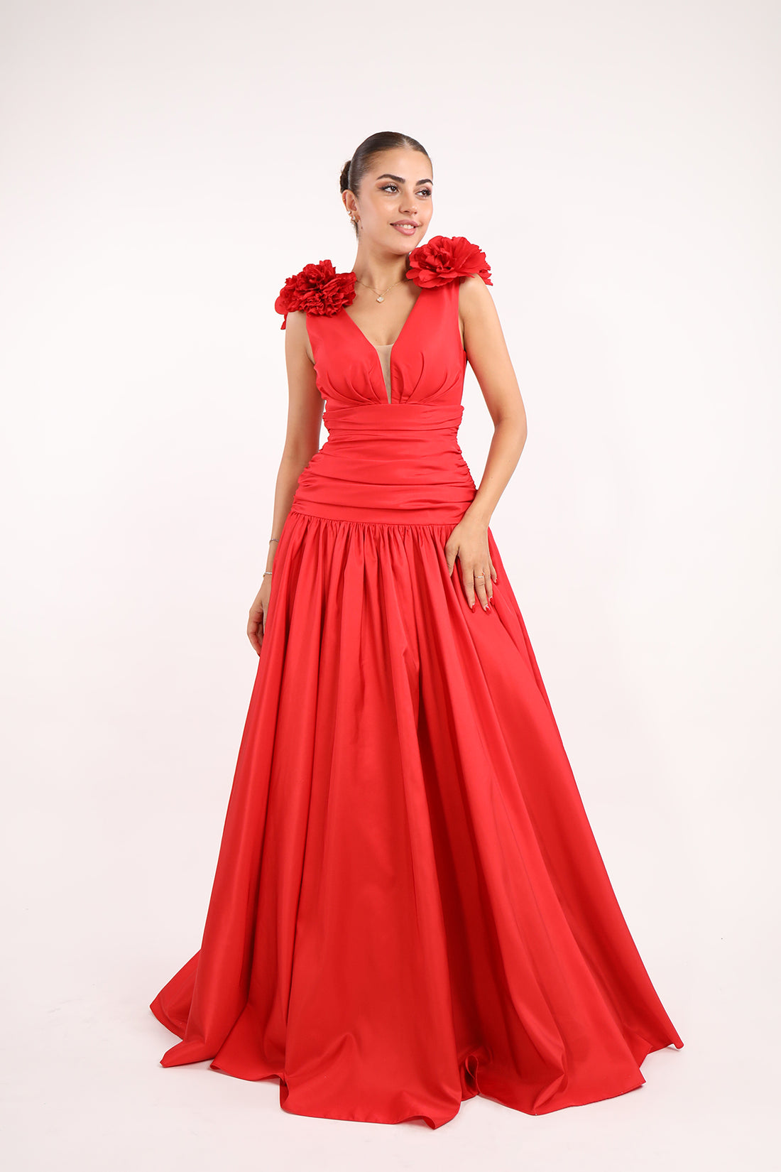 فستان سهرة بتفاصيل زهرة على الكتف وياقة مفتوحة -احمر