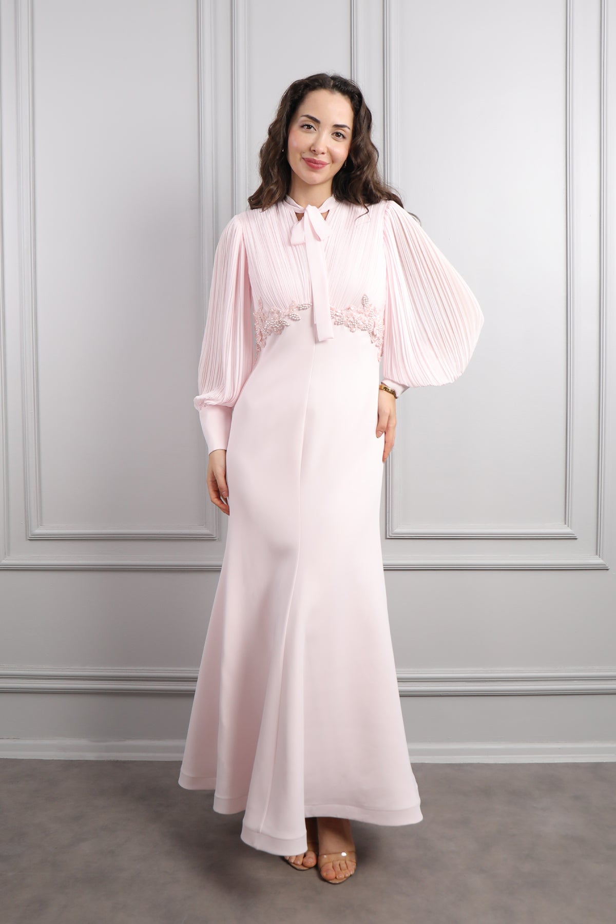 فستان ناعم مزين بالخرز باكمام واسعة بتكسيرات -بمبي