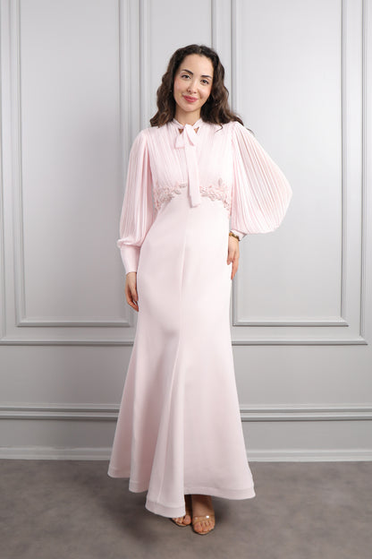 فستان ناعم مزين بالخرز باكمام واسعة بتكسيرات -بمبي