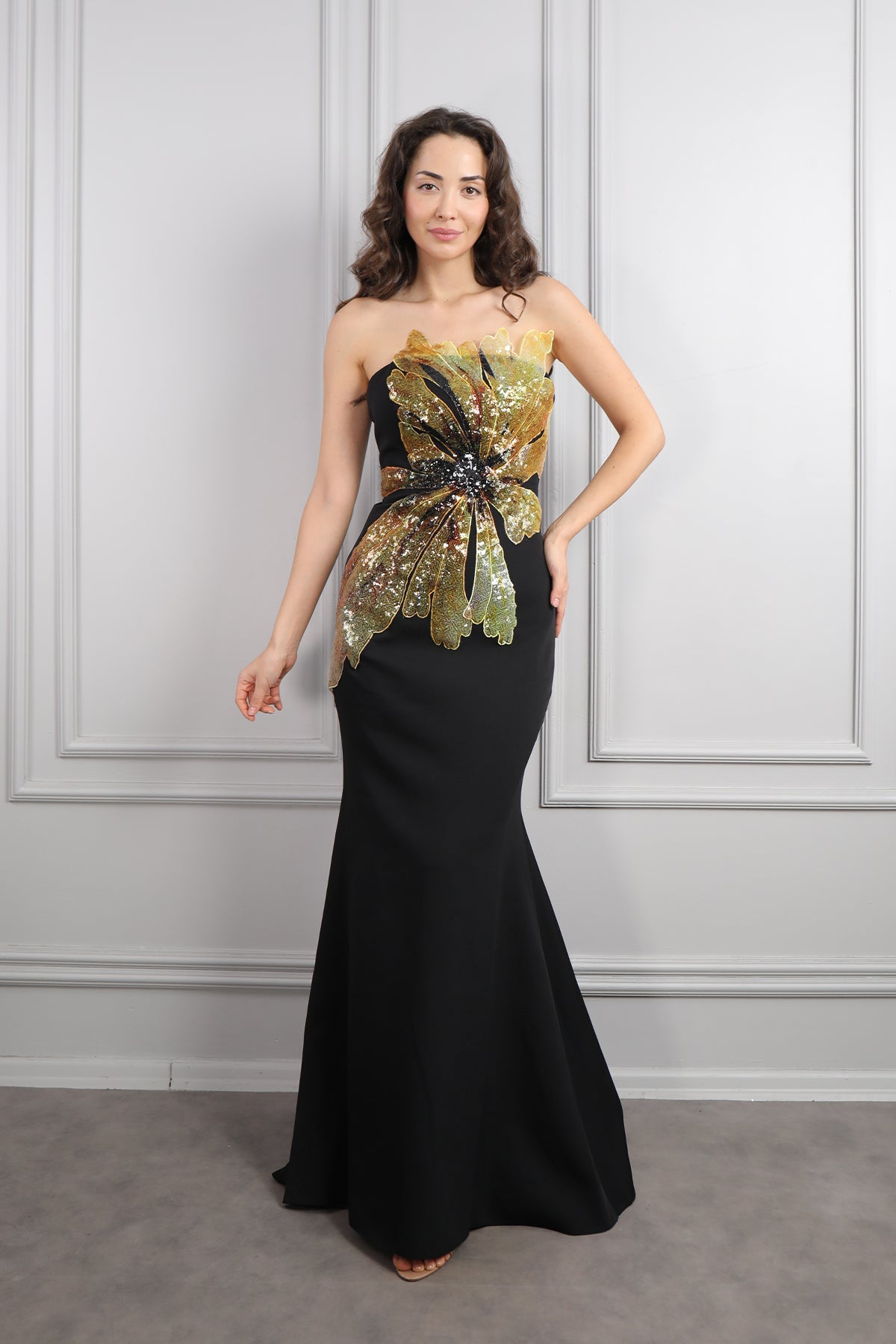 فستان سهرة سترابلس بزينة وردة امامية -اسود