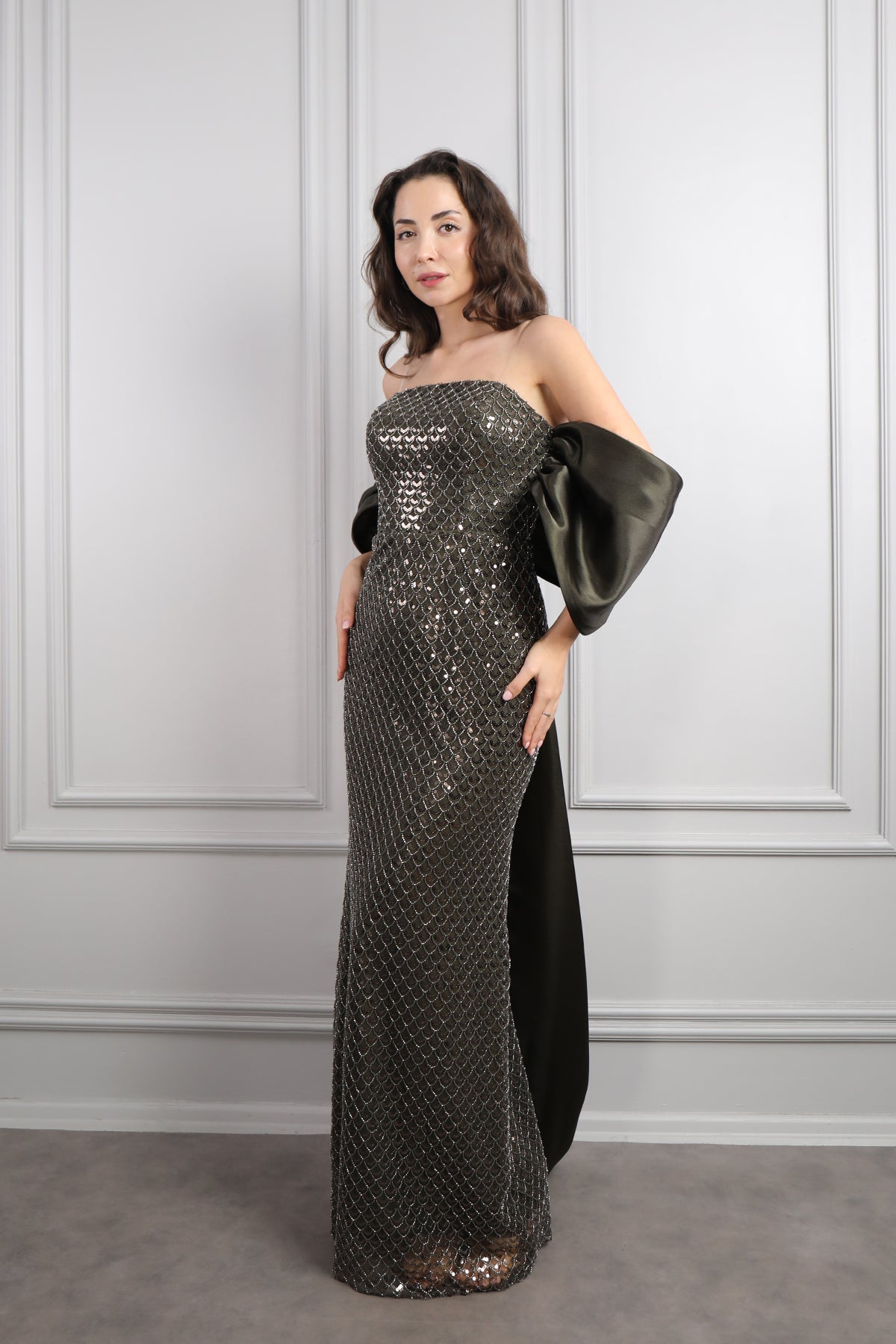 فستان سهرة سترابلس مطرز بالكامل باكمام متصلة بالذيل -زيتي