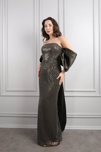 فستان سهرة سترابلس مطرز بالكامل باكمام متصلة بالذيل -زيتي