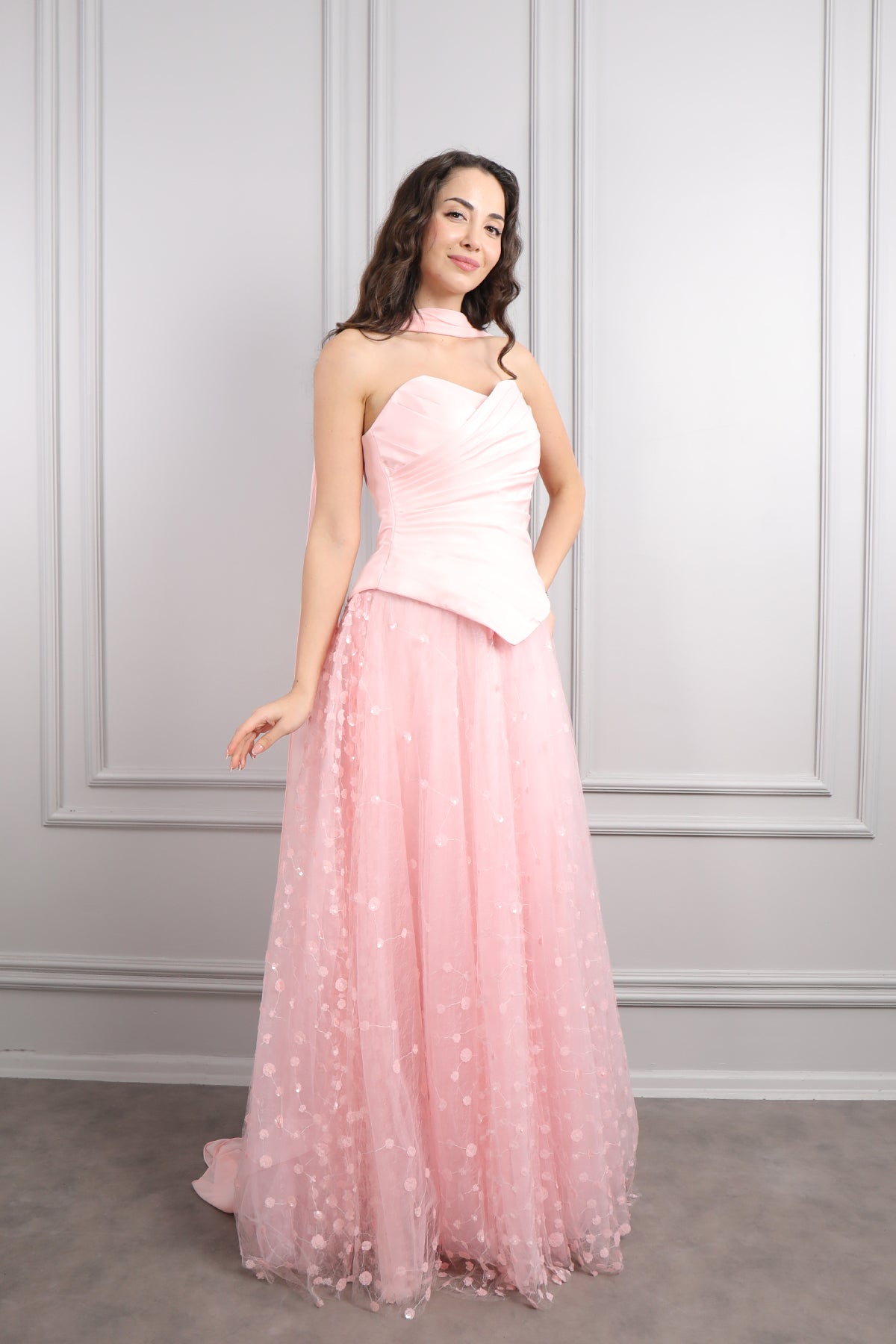 فستان سهرة سترابلس بتنورة تول وشال طويل -بمبي