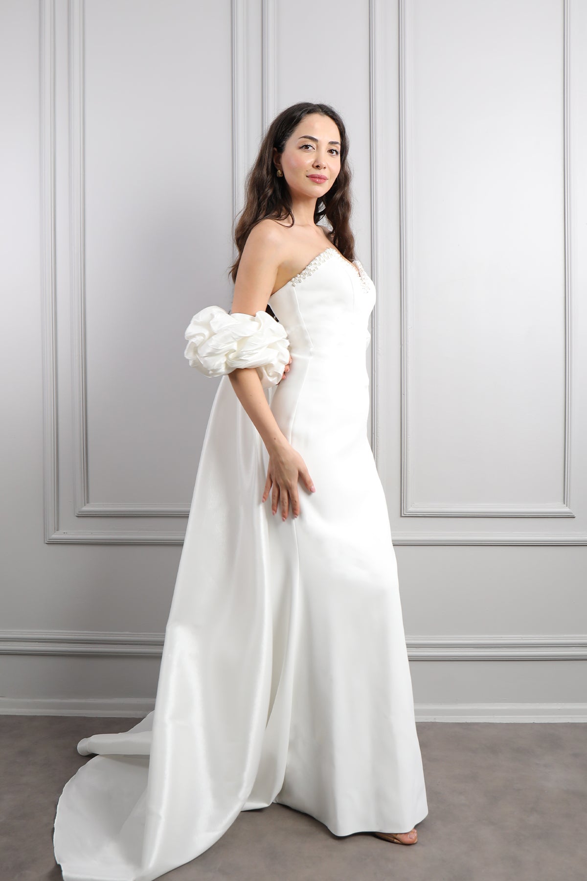 فستانى سهرة سترابلس بتطريزات خرزية وذيل طويل -ابيض