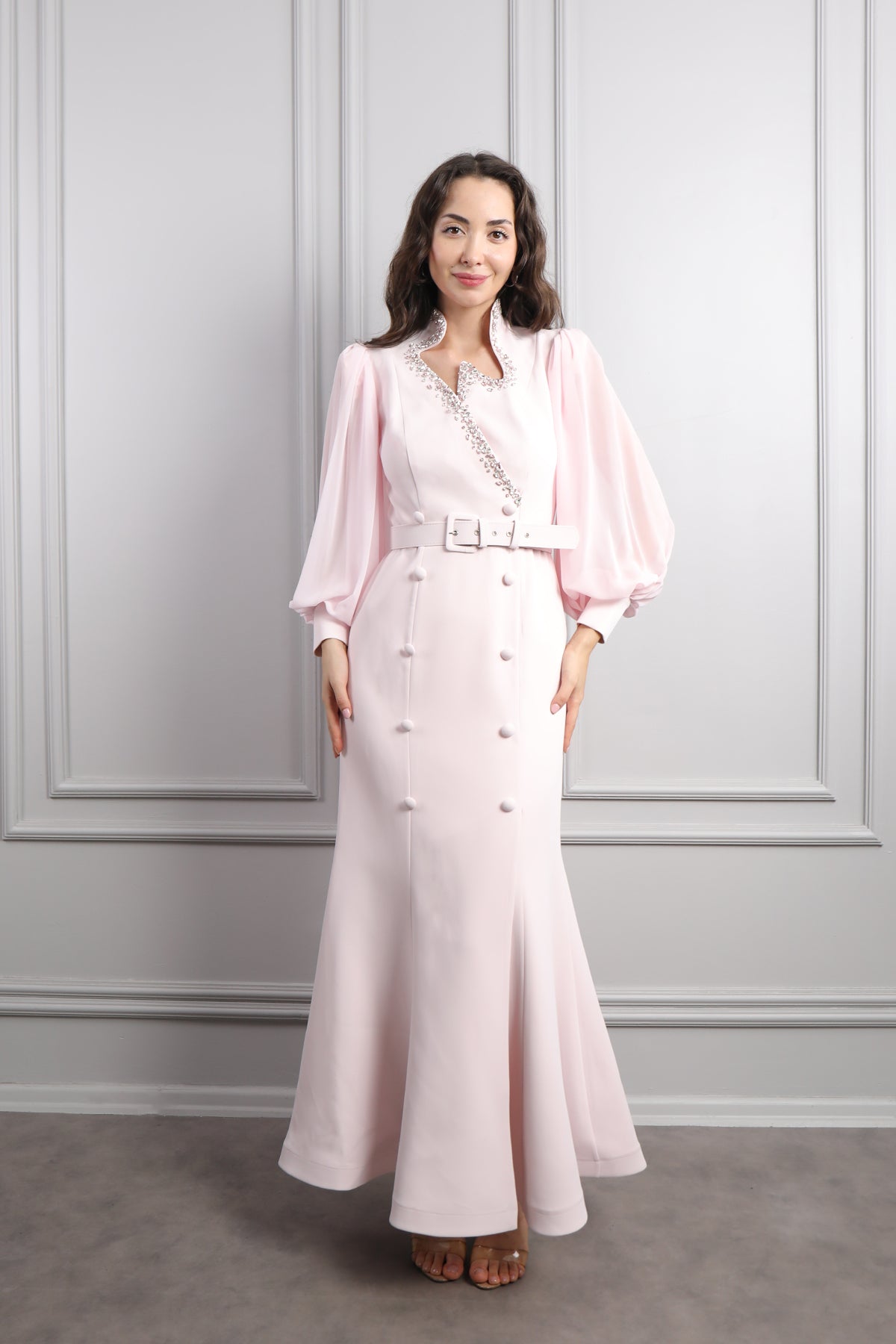 فستان بتفاصيل كريستالية واكمام واسعة وزينة ازرار -بمبي