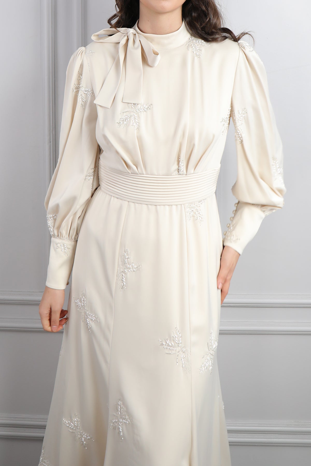 فستان ساتان خناقي بنقشات لامعة وفيونكة عالياقة -بيج