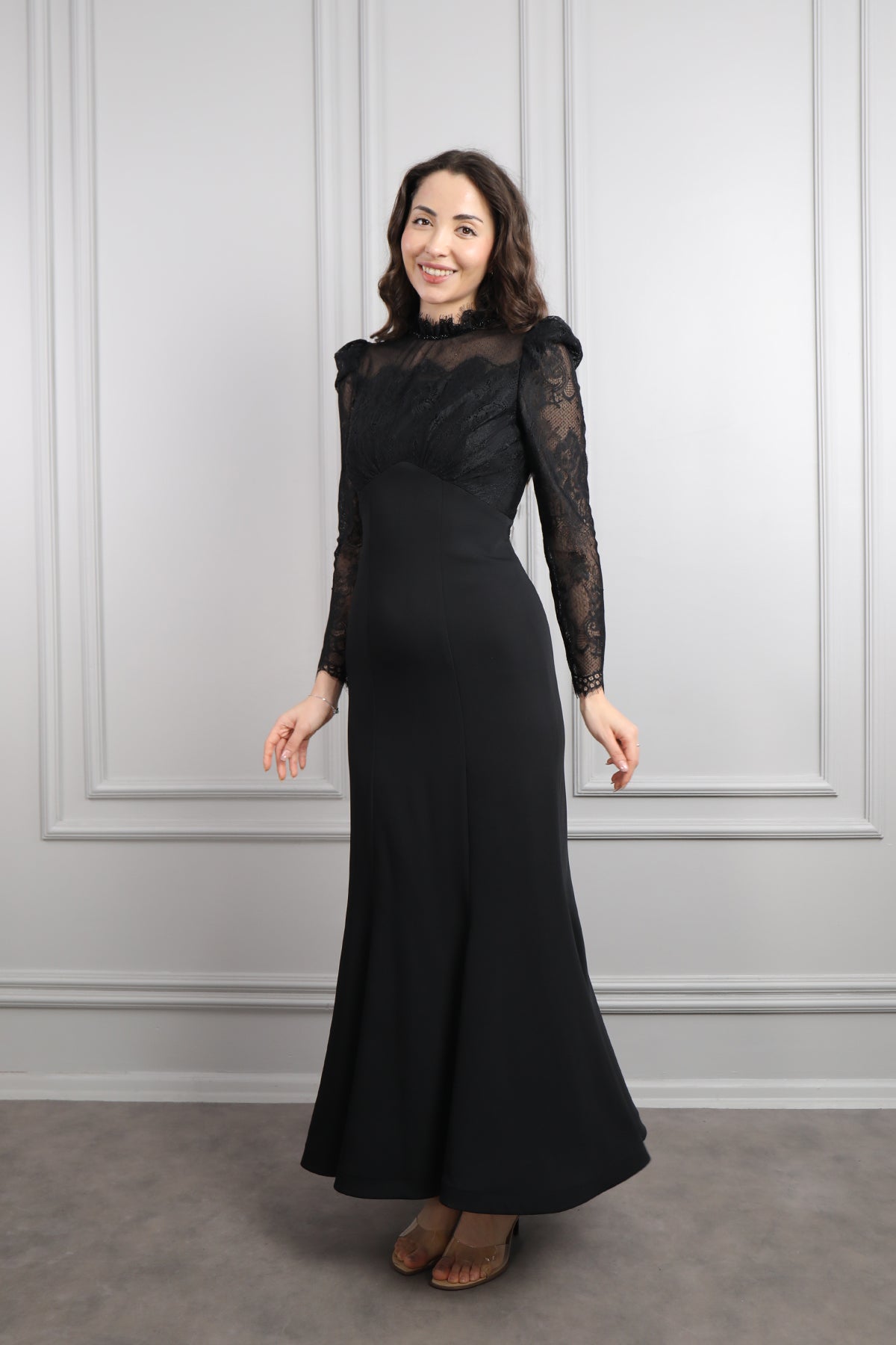 فستان بتصميم دانتيلي وتفاصيل شفافة -اسود