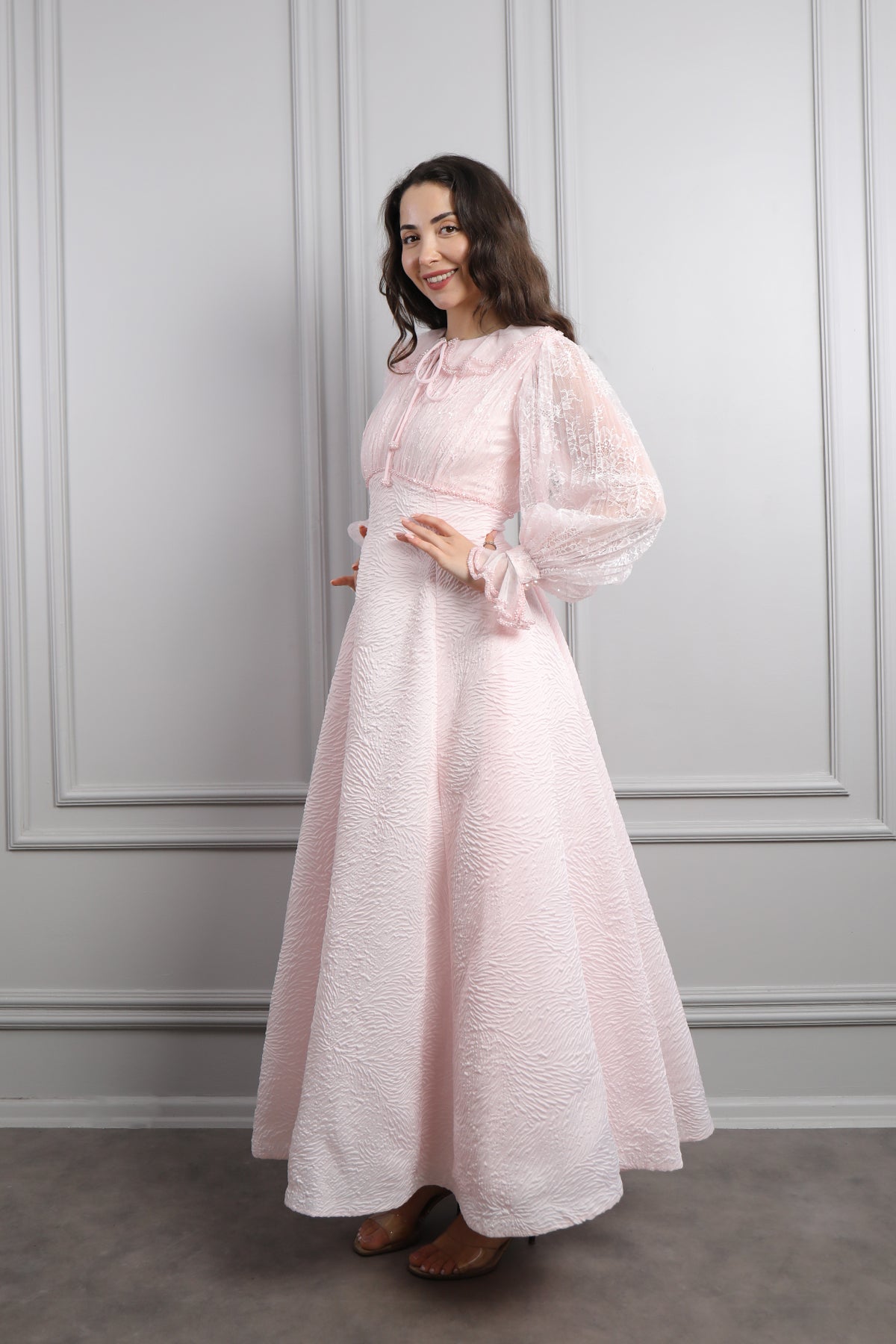 فستان بتفاصيل دانتيل وياقة اطفال بتطريزات خرزية -بمبي