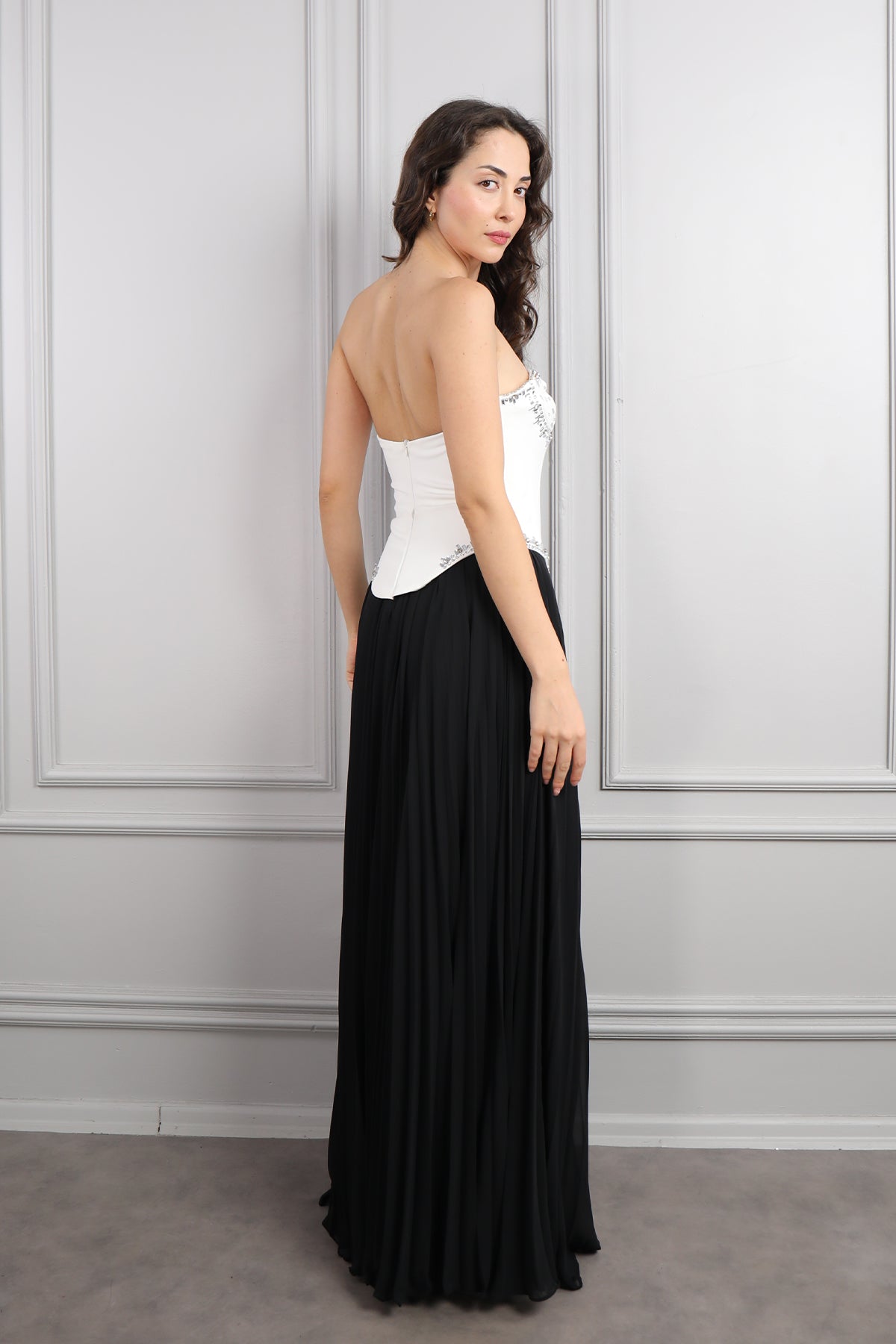 فستان سهرة سترابلس مطرز بالكريستالات بتنورة بتكسيرات -اسود وابيض