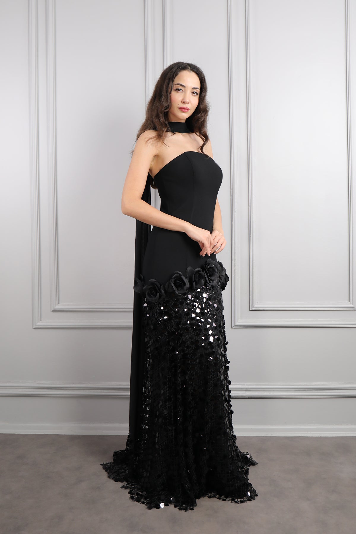 فستان سهرة سترابلس بزينة ورود وترتر مع شال -اسود