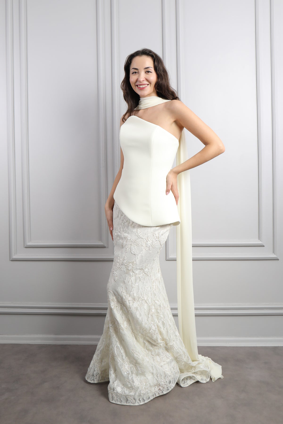 طقم تنورة بتفاصيل دانتيل وتوب سترابلس بوشاح - سكري