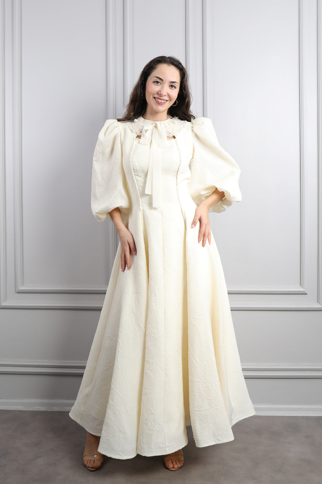 فستان باكمام بالون بتطريزات خرزية -سكري