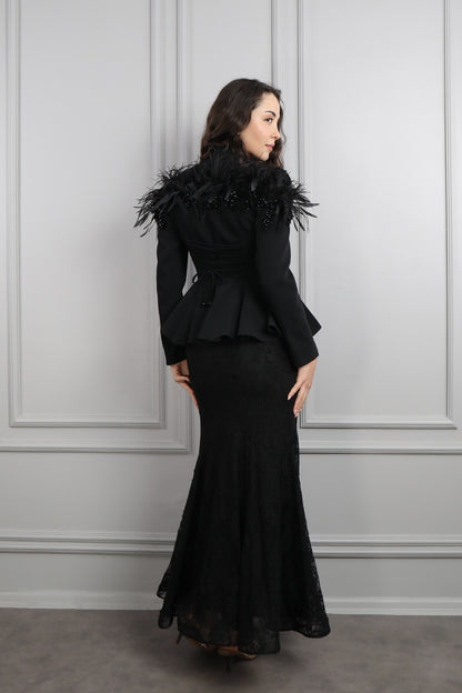 طقم تنورة دانتيل وجاكيت مزين بالريش والخرز -اسود