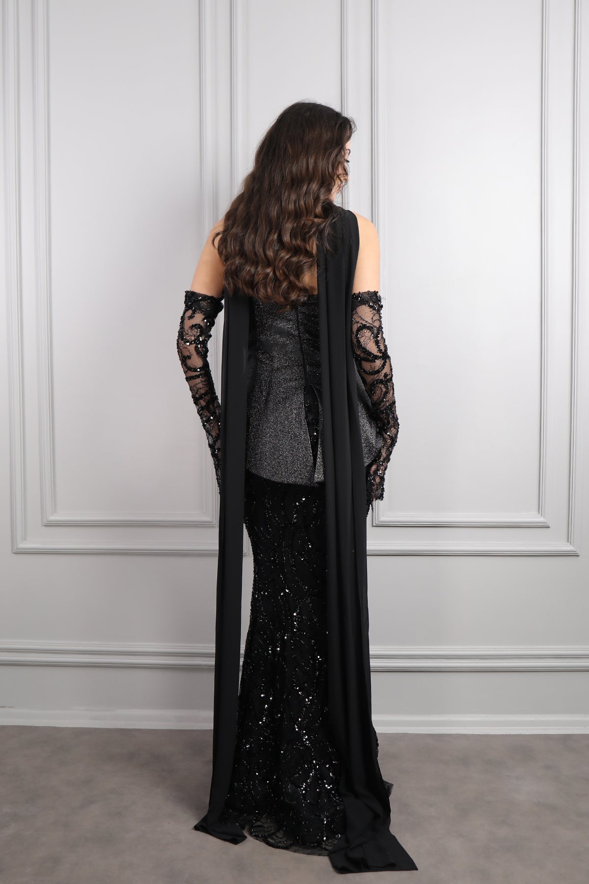 فستان سهرة سترابلس لامع بتطريزات ترتر مع شال شيفون -اسود