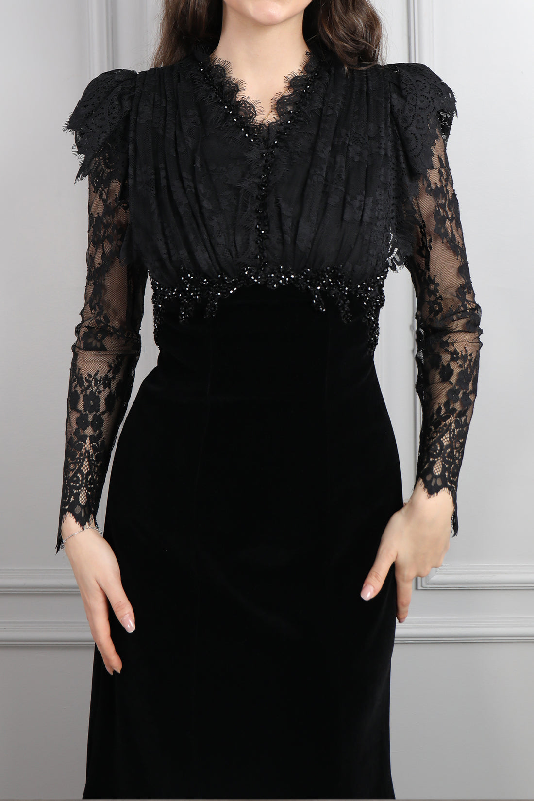 فستان مخملي بتفاصيل دانتيل واكمام شفافة مزين بالخرز مع اكسسوار للشعر -اسود