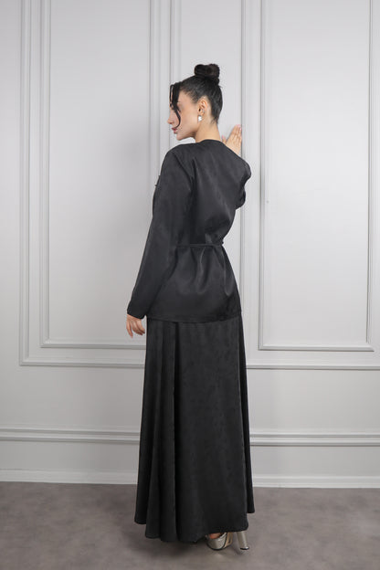 طقم تنورة ساتان وجاكيت بتطريزات خرزية وحزام عالخصر مقاس كبير  -اسود