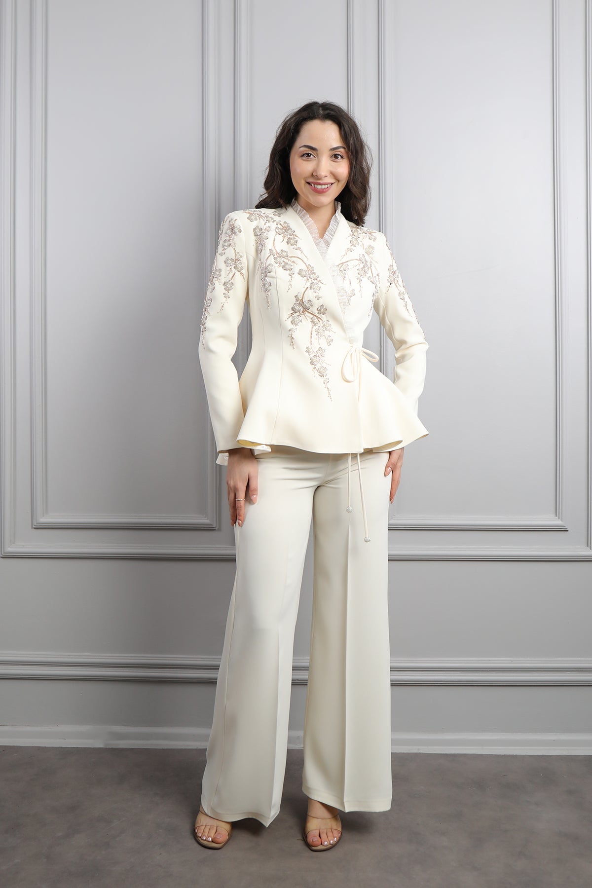 طقم بنطال وجاكيت مزين بتطريزات خرزية وكشكشة عالياقة -سكري