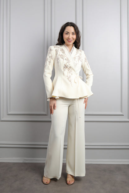 طقم بنطال وجاكيت مزين بتطريزات خرزية وكشكشة عالياقة -سكري