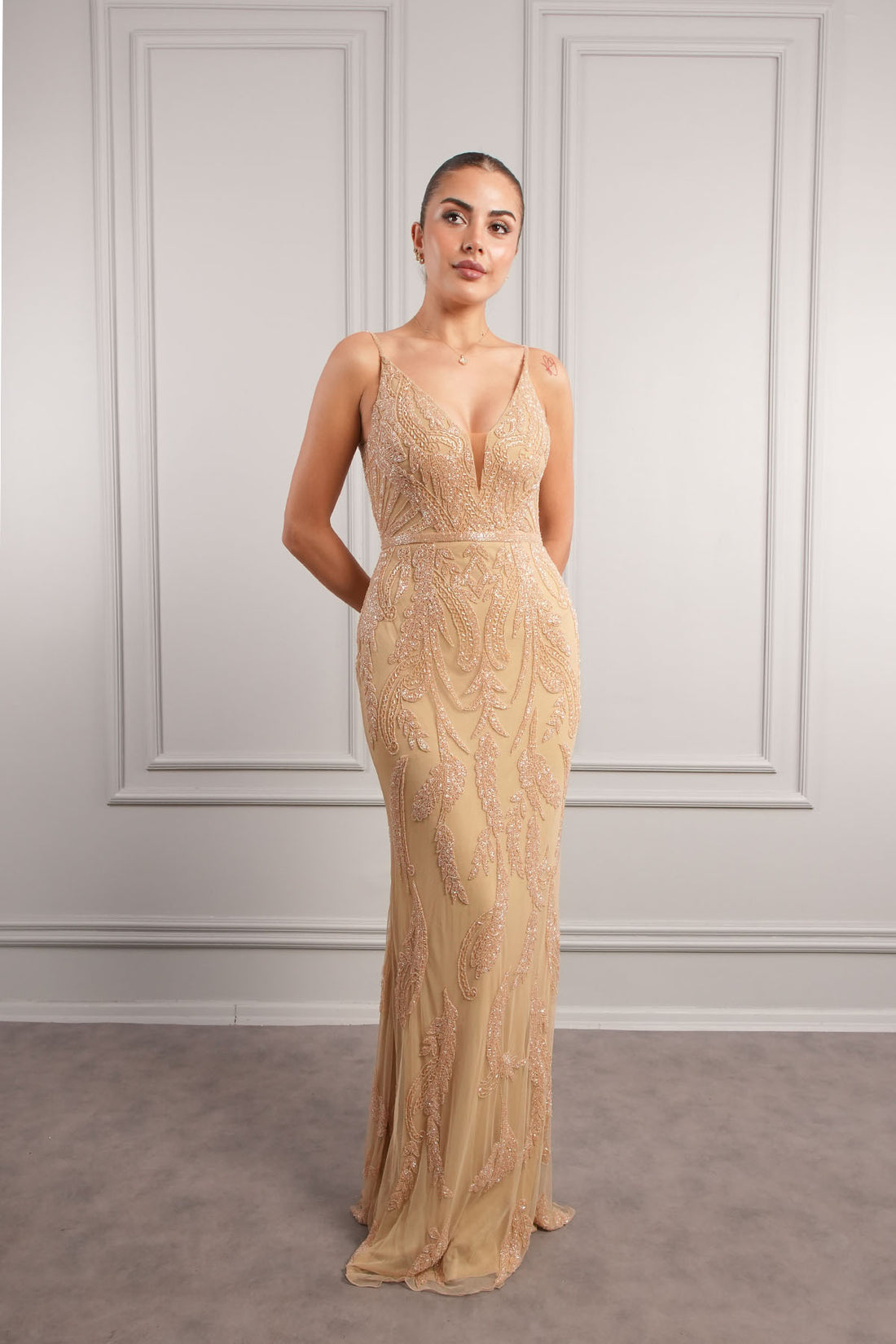 فستان سهرة طويل بحمالات رفيعة وياقة مفتوحة مطرز بالخرز من"المجموعة الخاصة" -ذهبي
